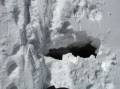 114 Heimtueckische Gletscherspalte mit bruechiger Bruecke