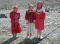 181 Kirgisische Maedchen zu Besuch im Basislager