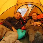 050_mit_bergfreund_wolfgang_im_zelt